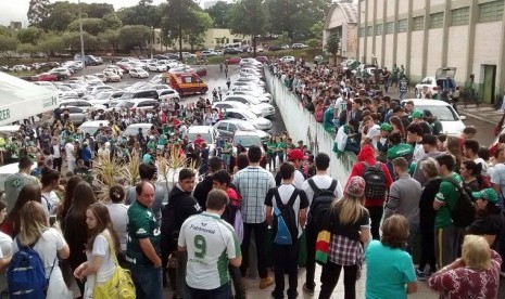 Para suporter tim Atletico Chapecoense mengekspresikan rasa berkabung dengan berkumpul di markas klub di Chapeco, Brasil pada Selasa (29/11). Para pemain tim Chapecoense mengalami kecelakaan dan tewas di Medellin, Kolombia, Selasa.