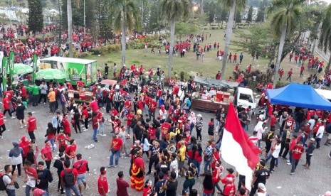 Para suporter timnas Indonesia di luar Stadion Shah Alam, Malaysia jelang semifinal SEA Games 2017, Indonesia lawan Malaysia, Sabtu (26/8).