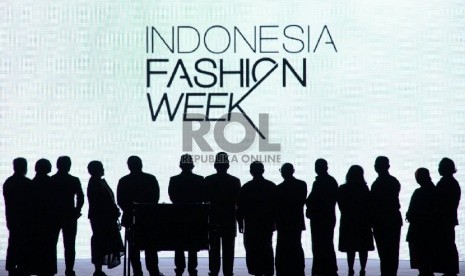 Para tamu dan undangan berada didepan panggung saat pembukaan Indonesia Fashion Week (IFW) 2015 di Balai Sidang Jakarta, Jakarta, Kamis (26/2). IFW 2015 menghadirkan 747 brand lokal, 230 desainer, 2.552 fashion outfit dan 32 pagelaran busana.