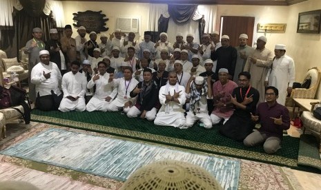 Para tamu di kediaman Habib Riziek di Makkah berfoto bersama