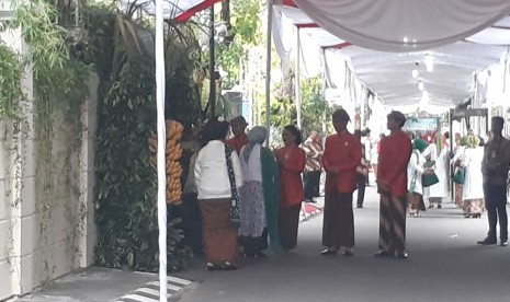 Para tamu mulai meninggalkan kediaman Joko Widodo usai mengikuti proses siraman Kahiyang Ayu, Selasa (7/11).