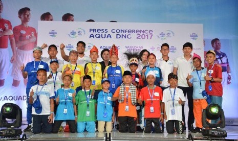 Para tamu undangan VIP berfoto bersama perwakilan anak-anak dari 16 tim finalis AQUADNC 2017.