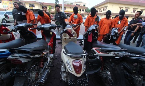 Para tersangka pelaku begal bersama barang bukti sepeda motor rampasan saat gelar kasus.