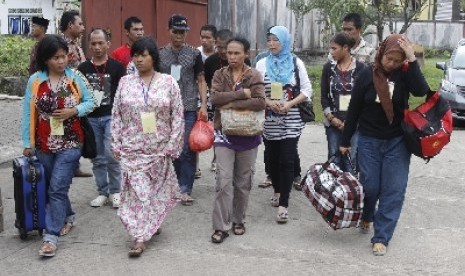 Para TKI yang bekerja di Malaysia (ilustrasi). Seorang tenaga Kerja Indonesia Andrianto (22) asal Kabupaten Serdang Bedagai, Provinsi Sumatera Utara, yang meninggal di Malaysia tiba di terminal cargo Bandara Internasional Kualanamu Deli Serdang.