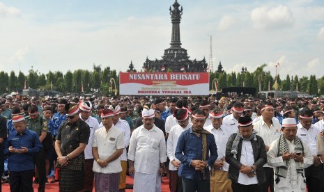 Para tokoh agama menggelar doa bersama Nusantara Bersatu di lapangan Margarana, Denpasar, Rabu (30/11). 