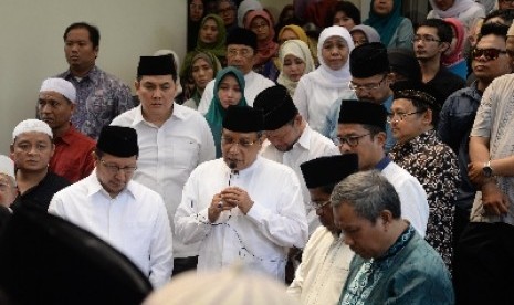 Para tokoh hadir di rumah duka Wakil Ketua Umum Pengurus Besar Nahdlatul Ulama (PBNU) KH Slamet Effendy Yusuf di rumah duka, Cibubur, Bogor, Jabar, Kamis (3/12). 