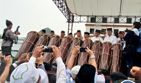 Para tokoh membuka Konggres Umat Islam Sumatra Utara di Medan (30/3). Pembukaan acara di tandai dengan pemukulan Gondang 9.