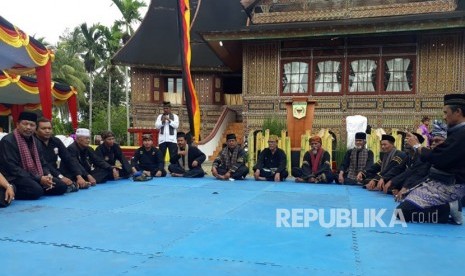 Para tuo silek (guru silat) berkumpul di Pagaruyung, Sumatra Barat dalam acara 'Maestro Silek Minang', Ahad (11/11).