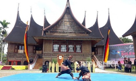 Para tuo silek (guru silat) berkumpul di Pagaruyung, Sumatra Barat dalam acara 'Maestro Silek Minang', Ahad (11/11).