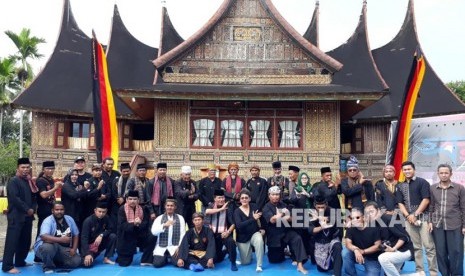 Para tuo silek (guru silat) berkumpul di Pagaruyung, Sumatra Barat dalam acara 'Maestro Silek Minang', Ahad (11/11).