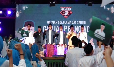 Para ulama dan santri di Kebumen, Jawa Tengah menggelar doa bersama.