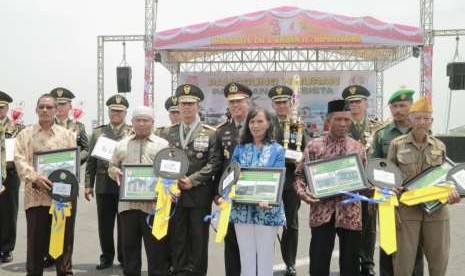 Para veteran dan ahli waris veteran penuang penerima manfaat program bedah rumah PLN pada HUT TNI ke-73, usai menerima secara simbolis di Lanumad Ahmad Yani Semarang, Jumat (5/10). 