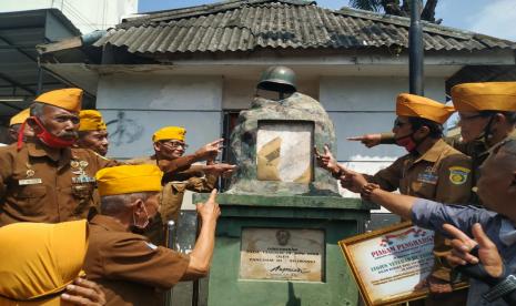 Para veteran di depan Tugu Peta yang kondisinya tak terawat di Jalan Veteran, Kecamatan Cihideung, Kota Tasikmalaya, Ahad (23/8).