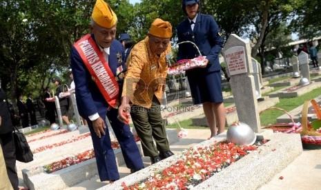 Para veteran perintis kemerdekaan tabur bunga  di TMPN Kalibata, Selasa (10/11).