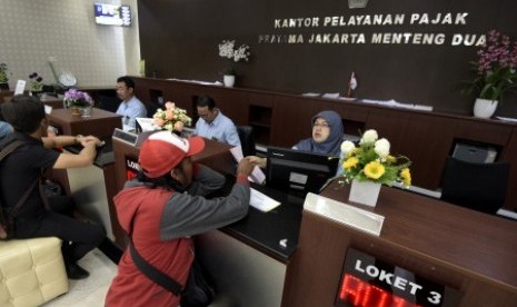 Para wajib pajak melaporkan SPT bulanan di Kantor Pelayanan Pajak Pratama Jakarta Menteng Dua, Jakarta, Rabu (2/12).