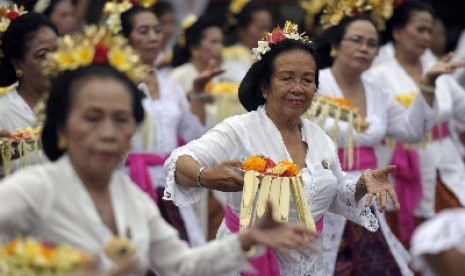   Para wanita Bali lanjut usia (lansia) membawakan Tari Pendet secara massal pada peringatan Hari Lanjut Usia Nasional 2013 di Denpasar, Bali, 