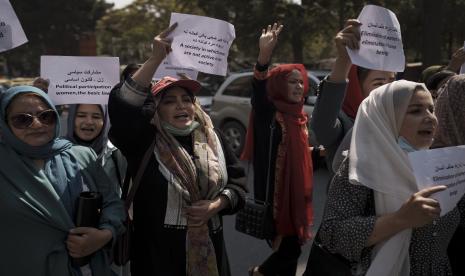 Taliban Umumkan Wakil Menteri, Semuanya Pria. Para wanita berbaris menuntut hak-hak mereka di bawah pemerintahan Taliban selama demonstrasi di dekat bekas gedung Kementerian Urusan Wanita di Kabul, Afghanistan, Minggu, 19 September 2021. 