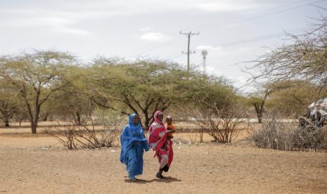 Para wanita berjalan menuju pasar terbuka di desa Wagalla di Kenya utara Jumat, 19 Agustus 2022. Amerika Serikat sedang melangkah untuk membeli sekitar 150.000 metrik ton biji-bijian dari Ukraina dalam beberapa minggu ke depan untuk pengiriman yang akan datang. bantuan makanan dari pelabuhan tidak lagi diblokade oleh perang.