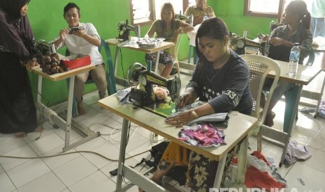 Para wanita pekerja seks di lokalisasi Banyuputih, Kabupaten Batang berlatih ketrampilan menjahit di Omah Sadar, Banyuputih. (Republika/Bowo Pribadi)