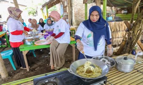 Para warga di Desa Ujung Baji, Kecamatan Sanrobone, Kabupaten Takalar, Sulawesi Selatan mengolah rumput laut menjadi camilan. 