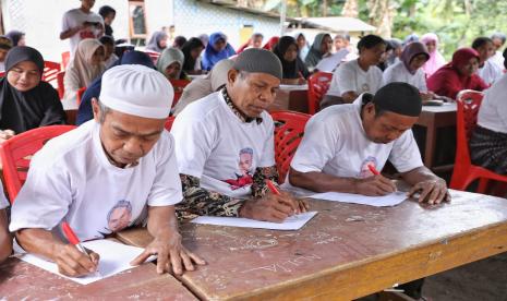 Warga mengikuti program melawan buta aksara.