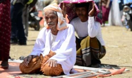 Para warga korban gempa melakukan Shalat Jumat berjamaah di posko pengungsian, (10/8).