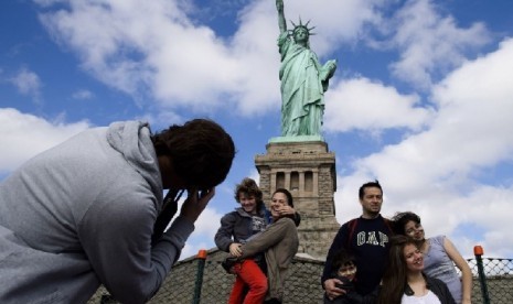 Para wisatawan yang mengunjungi New York hari Ahad (13/10), bisa kembali berkunjung ke komplek Patung Liberty yang kembali dibuka. 