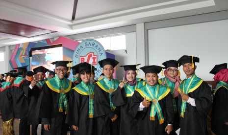 Para wisudawan BSI.