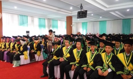 Para wisudawan STEI SEBI ke-11 yang dilantik, Sabtu (26/11).