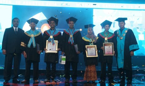 Para wisudawan terbaik STMIK Nusa Mandiri, Ahad (6/3).