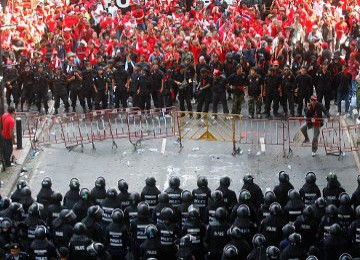 Para demonstran Kaos Merah berhadap-hadapan dengan pasukan militer antihuru-hara Thailand di pusat ibu kota, Bangkok. 