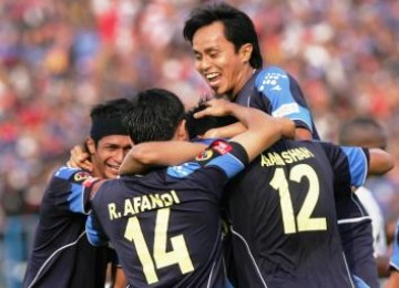 Para pemain Arema Indonesia bersuka cita setelah memastikan gelar juara Liga Super Indonesia.