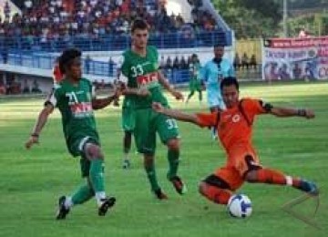 Para pemain Persebaya (hijau).