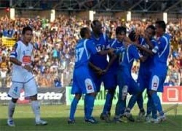 Para pemain PSPS rayakan gol