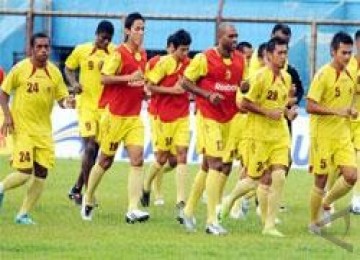 Para pemain Sriwijaya FC sedang menjalani latihan.