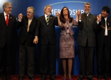 Para pemimpin Amerika Latin (dari kiri): Presiden Cile Sebastian Pinera, Presiden Uruguay Jose Mujica, Presiden Brasil Luiz Inacio Lula da Silva, Presiden Argentina Cristina Fernandez, Presiden Paraguay Fernando Lugo, dan Presiden Bolivia Evo Morales.