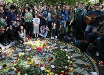 Para penggemar John Lennon saat memperingati HUT Lennon ke 70 di Central Park, New York 9 Oktober 2010.