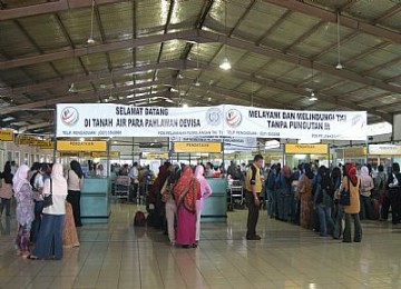 Para tenaga kerja Indonesia (TKI) di Bandara Soekarno-Hatta