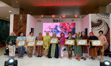 Parade 100 Perempuan Berkebaya di Jakarta.