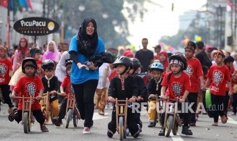 Parade Asia Afrika pada peringatan ke-61 Tahun KAA melibatkan sekitar lima ribu peserta yang terdiri dari relawan sahabat museum, mahasiswa Internasional asal Asia dan Afrika, aktivis budaya, dan anak-anak, Jl. Asia Afrika, Kota Bandung, Ahad (17/4).