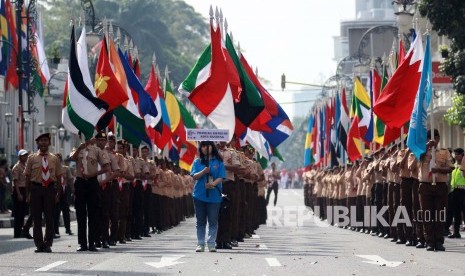 Parade Asia Afrika pada peringatan ke-61 Tahun KAA melibatkan sekitar lima ribu peserta yang terdiri dari relawan sahabat museum, mahasiswa Internasional asal Asia dan Afrika, aktivis budaya, dan anak-anak, Jl Asia Afrika, Kota Bandung, Ahad (17/4).