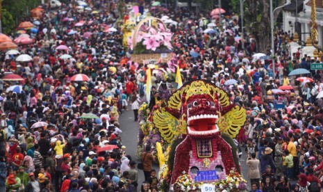 Parade budaya dan bunga di Surabaya pada 2015.