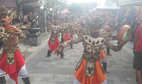 Parade Budaya Lima Gunung memeriahkan acara Friendship Run, Borobudur Marathon 2018 Powered by Bank Jateng, yang dihelat di kompleks Candi Pawon, Wanurejo, Desa Borobudur, Kecamatan Mungkid, Kabupaten Magelang, Jawa Tengah, Sabtu (17/11). 