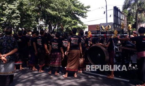 Parade budaya mewarnai perjalanan I Wayan Koster dan Tjokorda Oka Artha Ardana Sukawati alias Cok Ace ke Kantor Komisi Pemilihan Umum (KPU) Provinsi Bali di Jalan Cok Agung Tresna, Denpasar, Senin (8/1). Keduanya merupakan pasangan calon gubernur dan wakil gubernur yang akan berlaga di Pemilihan Kepala Daerah (Pilkada) Provinsi Bali 2018.