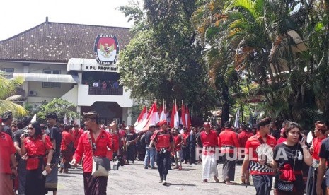 Parade budaya mewarnai perjalanan I Wayan Koster dan Tjokorda Oka Artha Ardana Sukawati alias Cok Ace ke Kantor Komisi Pemilihan Umum (KPU) Provinsi Bali di Jalan Cok Agung Tresna, Denpasar, Senin (8/1). Keduanya merupakan pasangan calon gubernur dan wakil gubernur yang akan berlaga di Pemilihan Kepala Daerah (Pilkada) Provinsi Bali 2018.