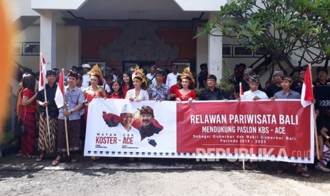 Parade budaya mewarnai perjalanan I Wayan Koster dan Tjokorda Oka Artha Ardana Sukawati alias Cok Ace ke Kantor Komisi Pemilihan Umum (KPU) Provinsi Bali di Jalan Cok Agung Tresna, Denpasar, Senin (8/1). Keduanya merupakan pasangan calon gubernur dan wakil gubernur yang akan berlaga di Pemilihan Kepala Daerah (Pilkada) Provinsi Bali 2018.