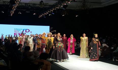 Parade busana karya 40 desainer secara resmi membuka Indonesia Fashion Week (IFW) 2022 di Jakarta Convention Center, Rabu (13/4/2022). Setelah dua tahun tak digelar akibat pandemi, IFW kembali dihelat dengan mengangkat tema yang telah ditetapkan saat IFW 2020, yakni Magnificent Borneo. 