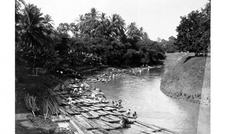 Warga Betawi mandi di Sungai Ciliwung dengan memakai merang guna menyambut Ramadhan.