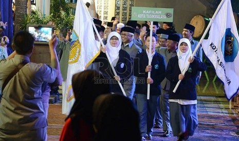   Parade kafilah perwakilan dari berbagai daerah pada pembukaan Seleksi Tilawatil Quran (STQ) XIII tingkat Jabar di Gedung Pusdai,Bandung,Ahad (7/4).   (Republika/Edi Yusuf)