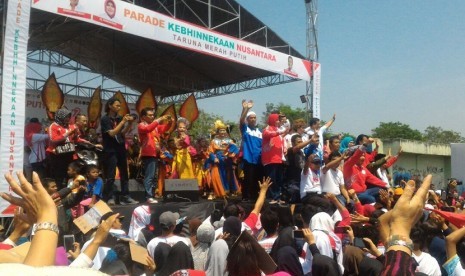 Parade Kebhinekaan Nusantara di Jalan Raya Perumnas 2, Kecamatan Parungpanjang, Kabupaten Bogor, Ahad (27/8).